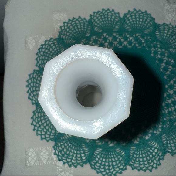 Vintage‎ Diamond Cut Elegant White Milk Glass Vase Set 8.5 inch tall - Picture 6 of 7